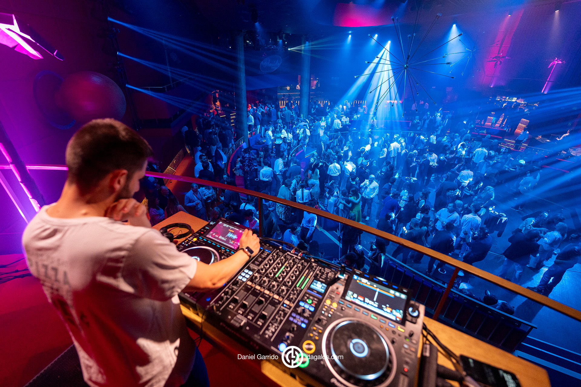 Daniel Garrido, fotógrafo profesional en Madrid, especializado en fotografía deportiva, fotografía de retrato y books, fotografía de espacios y fotografía de eventos.