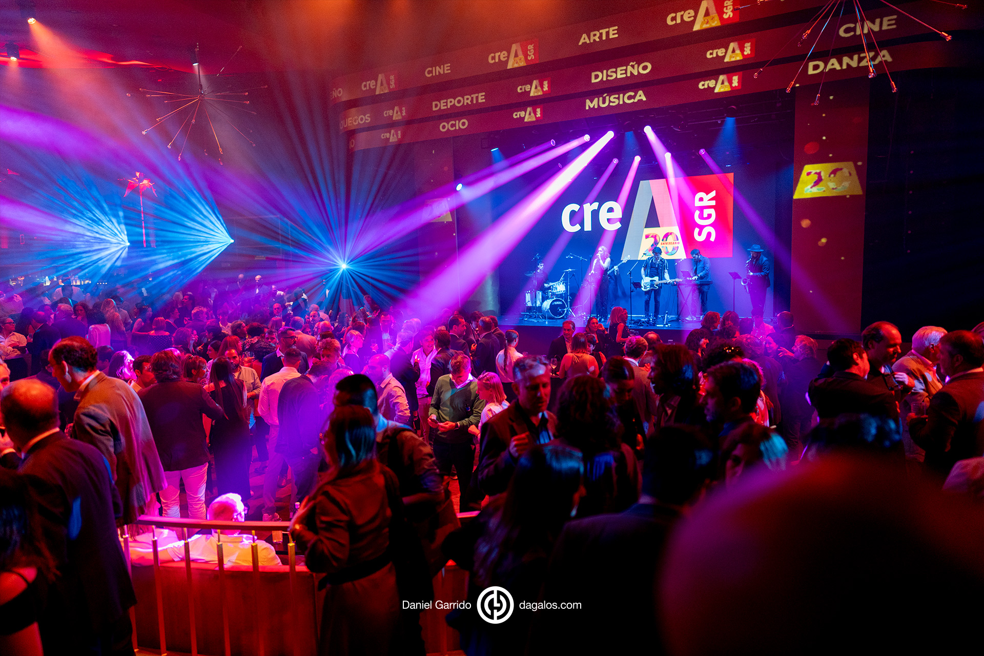 Daniel Garrido, fotógrafo profesional en Madrid, especializado en fotografía deportiva, fotografía de retrato y books, fotografía de espacios y fotografía de eventos.