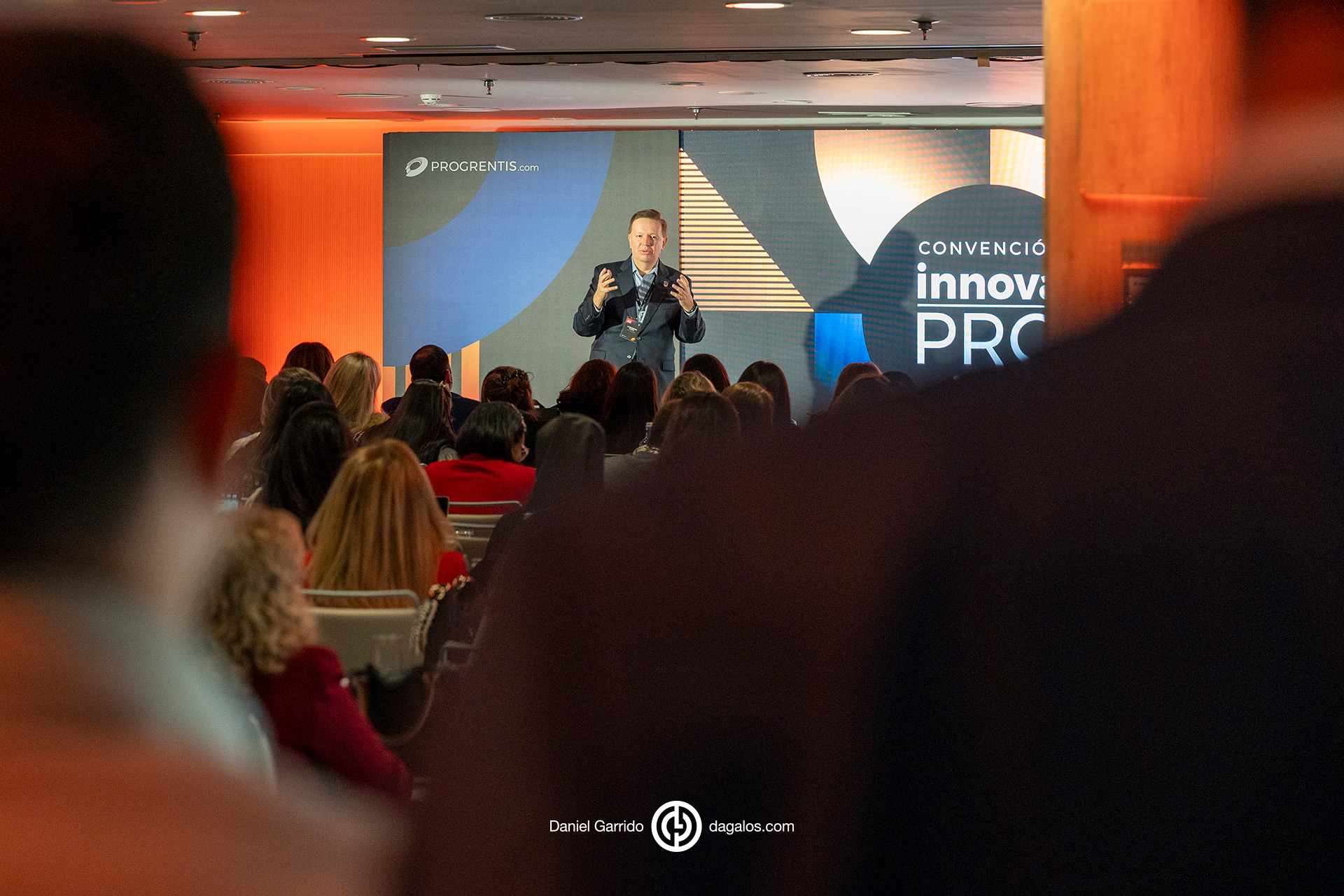 Daniel Garrido, fotógrafo profesional en Madrid, especializado en fotografía deportiva, fotografía de retrato y books, fotografía de espacios y fotografía de eventos.