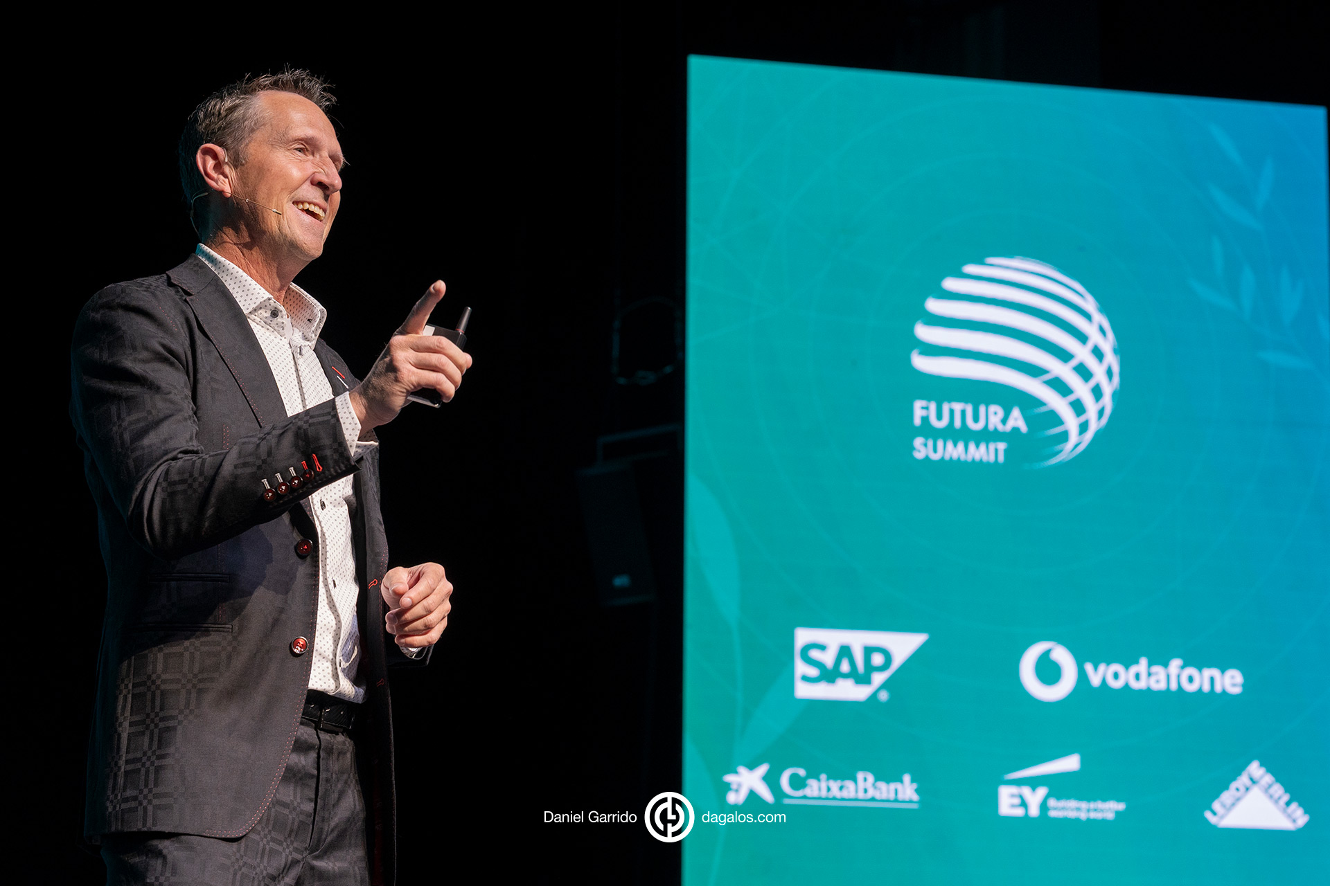 Daniel Garrido, fotógrafo profesional en Madrid, especializado en fotografía deportiva, fotografía de retrato y books, fotografía de espacios y fotografía de eventos.